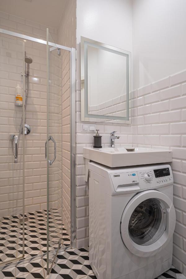 Stylish Studio Close To City Center, Cafes & Parks & Local Dining リガ エクステリア 写真