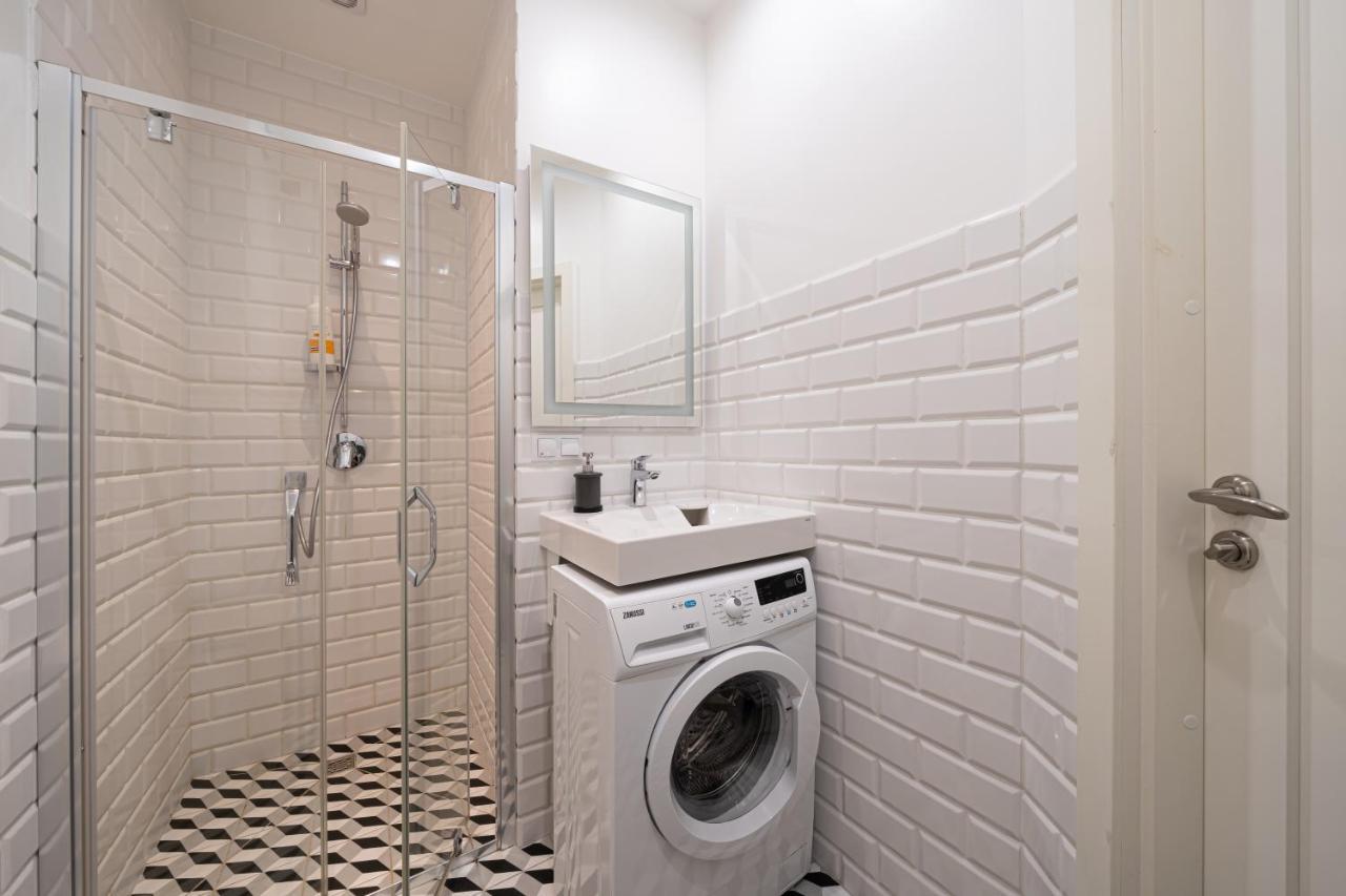 Stylish Studio Close To City Center, Cafes & Parks & Local Dining リガ エクステリア 写真