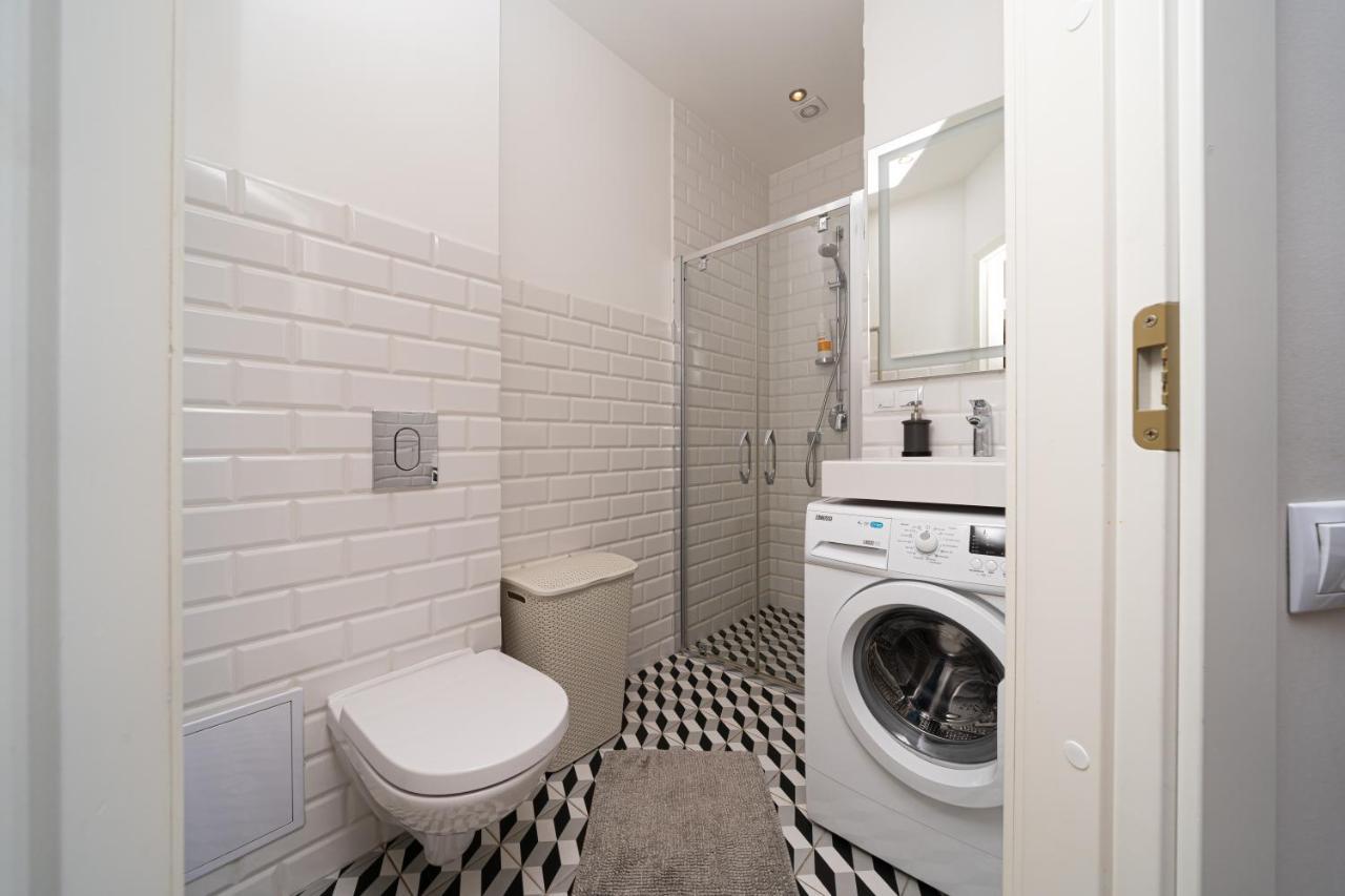 Stylish Studio Close To City Center, Cafes & Parks & Local Dining リガ エクステリア 写真