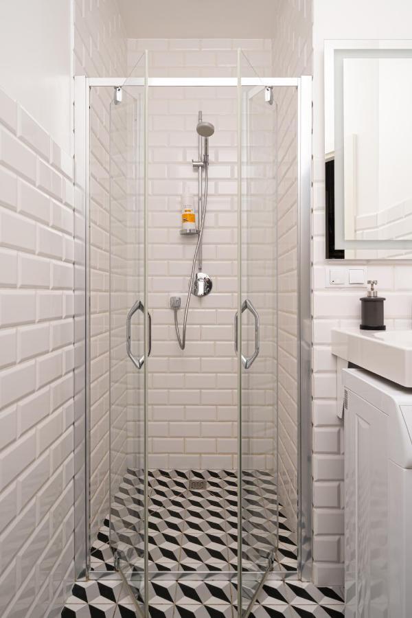 Stylish Studio Close To City Center, Cafes & Parks & Local Dining リガ エクステリア 写真